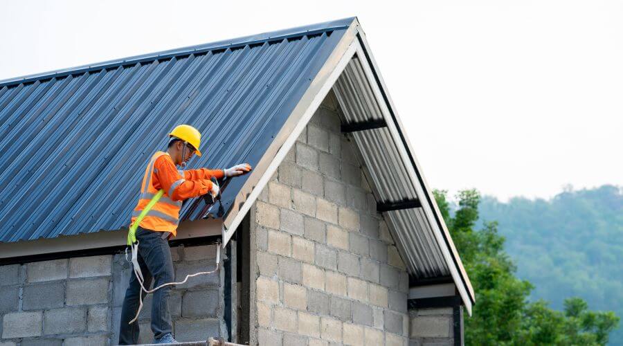 Professional gutter cleaning in Bagwell, TX